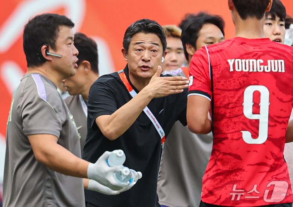 본문 이미지 - 30일 오후 일본 오사카 나가이스타디움에서 열린 2026 아이치·나고야 아시안게임 남자축구 준결승 대한민국과 중국의 경기, 대한민국 이민성 감독이 작전을 지시하고 있다. 2026.9.30 ⓒ 뉴스1 김도우 기자