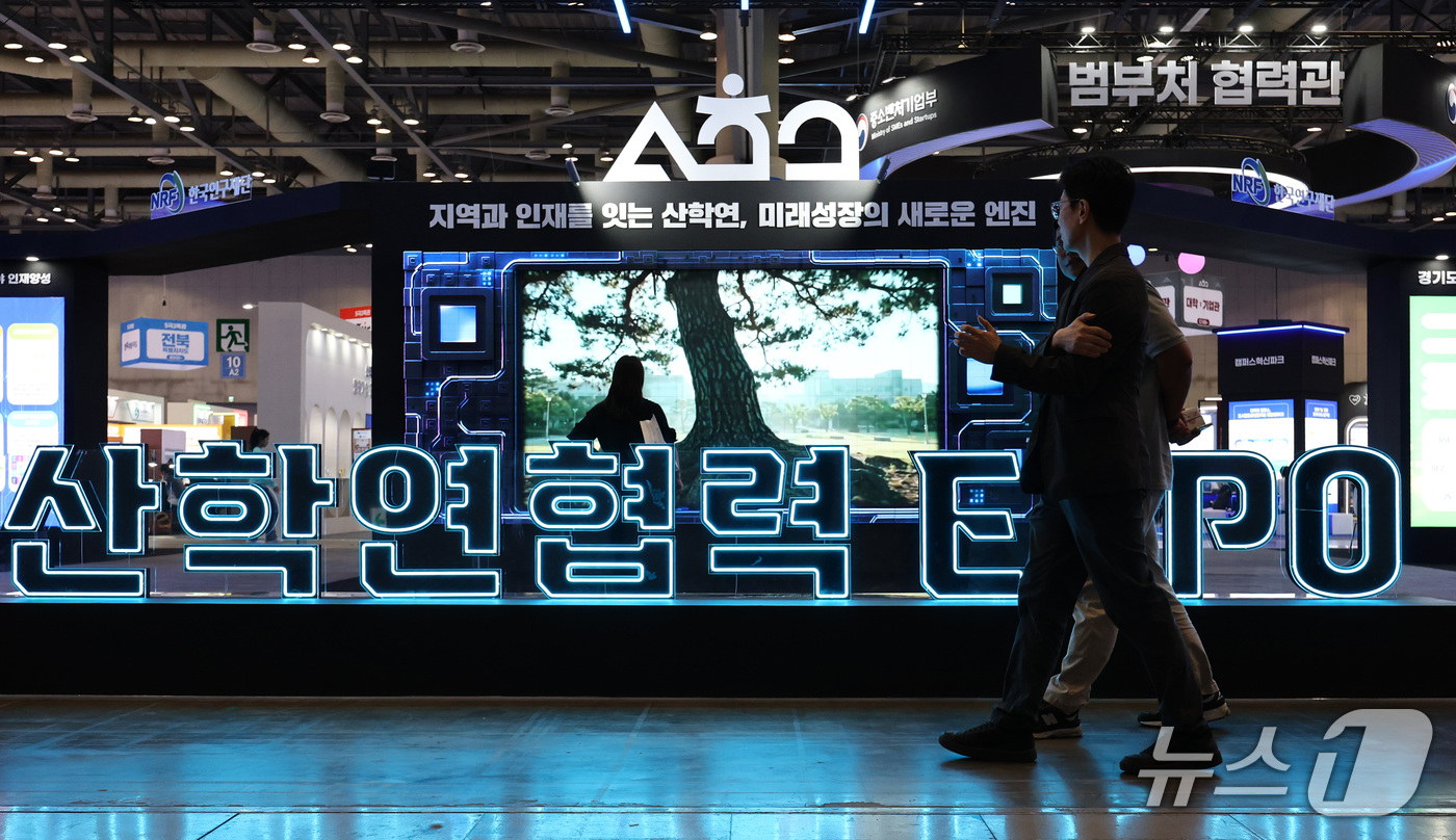 (고양=뉴스1) 최지환 기자 = 30일 경기 고양시 킨텍스에서 열린 2026 산학연협력 엑스포에서 관람객들이 부스를 둘러보고 있다. 2026.9.30/뉴스1