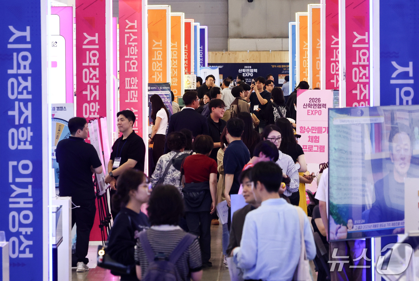 (고양=뉴스1) 최지환 기자 = 30일 경기 고양시 킨텍스에서 열린 2026 산학연협력 엑스포에서 관람객들이 부스를 둘러보고 있다. 2026.9.30/뉴스1