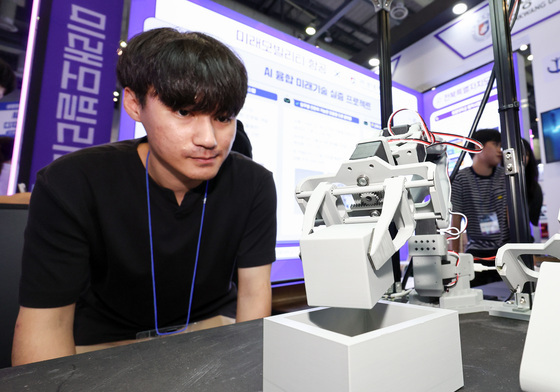 스스로 움직이는 AI 로봇팔