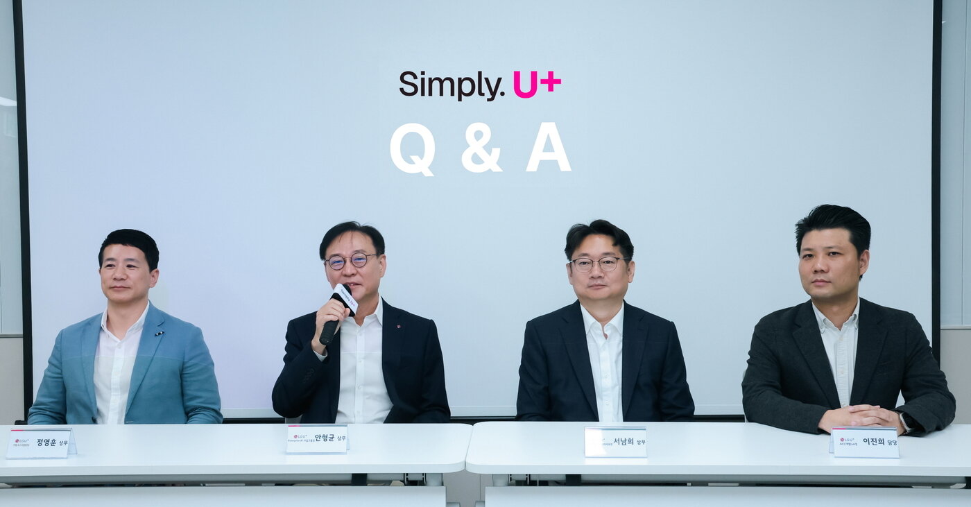 본문 이미지 - 기자간담회에서 Q&A 세션을 진행하고 있다. 왼쪽부터 정영훈 기업AI사업담당(상무), 안형균 엔터프라이즈AI사업그룹장(상무), 서남희 AICC프로덕트담당(상무), 이진희 AICC개발Lab장.(LG유플러스 제공)