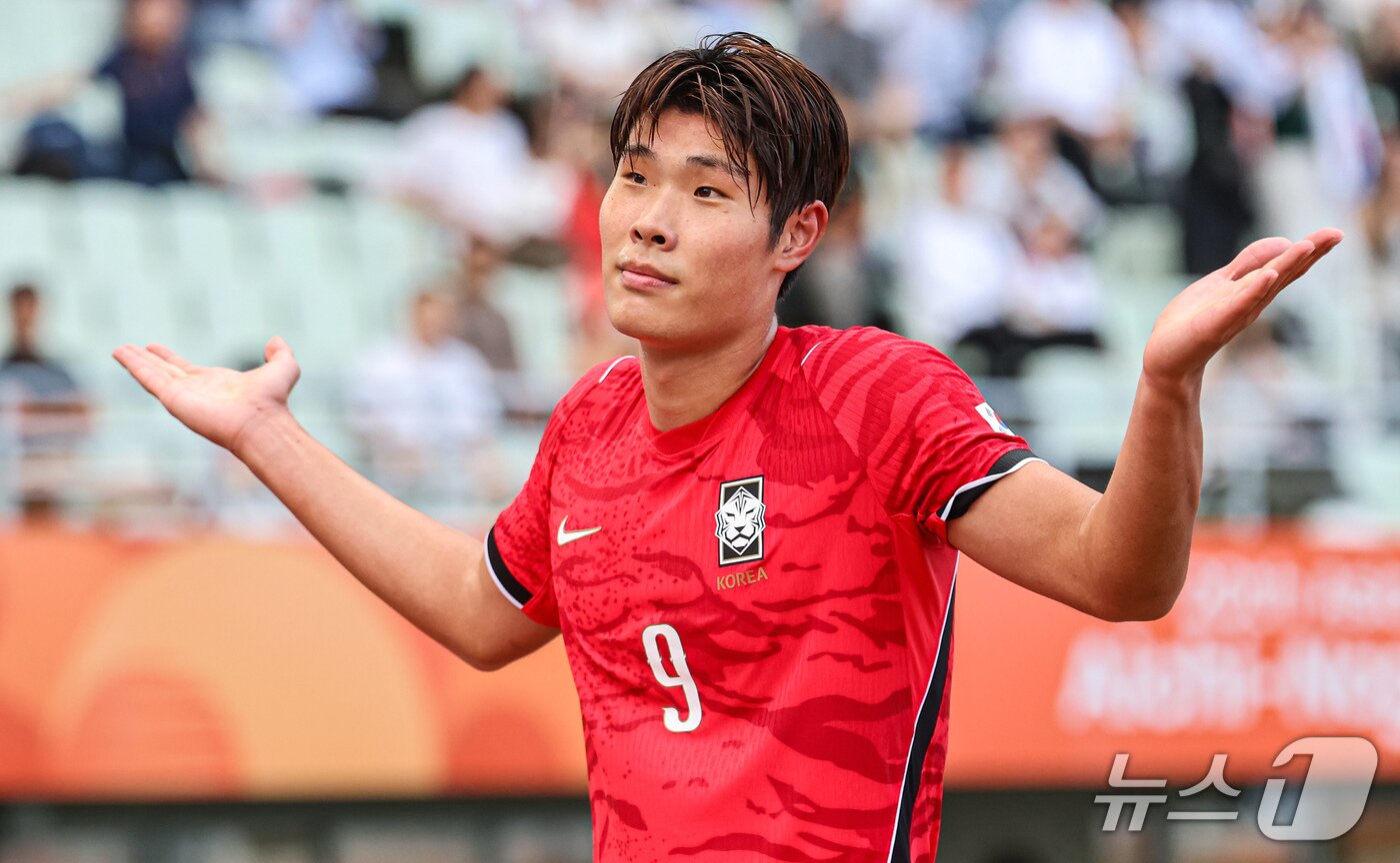 본문 이미지 - 30일 오후 일본 오사카 나가이스타디움에서 열린 2026 아이치·나고야 아시안게임 남자축구 준결승 대한민국과 중국의 경기, 대한민국 이영준이 동점골을 넣고 세레머니를 하고 있다. 2026.9.30 ⓒ 뉴스1 김도우 기자
