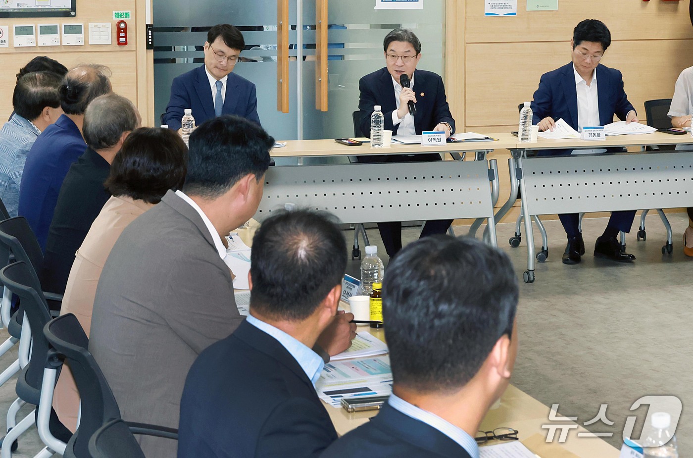 (서울=뉴스1) = 이억원 금융위원장이 30일 전남광주 서민금융 복합지원센터에서 지역 소상공인 현장 간담회를 하고 있다. (금융위원회 제공. 재판매 및 DB 금지) 2026.9.3 …