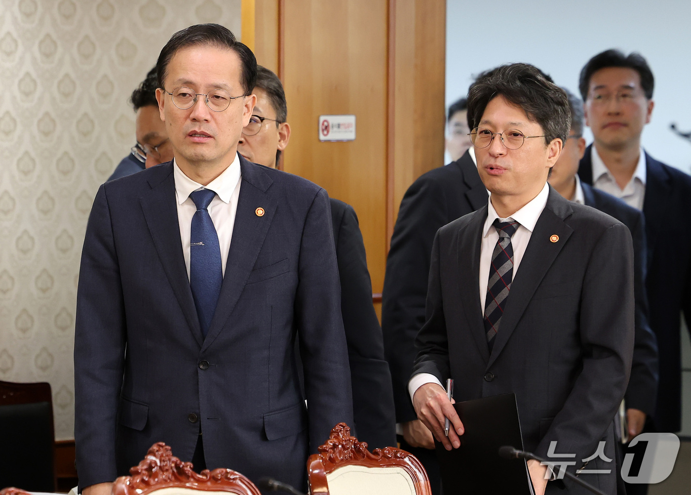 (서울=뉴스1) 김성진 기자 = 이형일 부총리 겸 재정경제부 장관과 홍지선 국토교통부 장관이 30일 서울 종로구 정부서울청사에서 열린 제3차 범부처 주택 신속공급 점검회의에 참석하 …