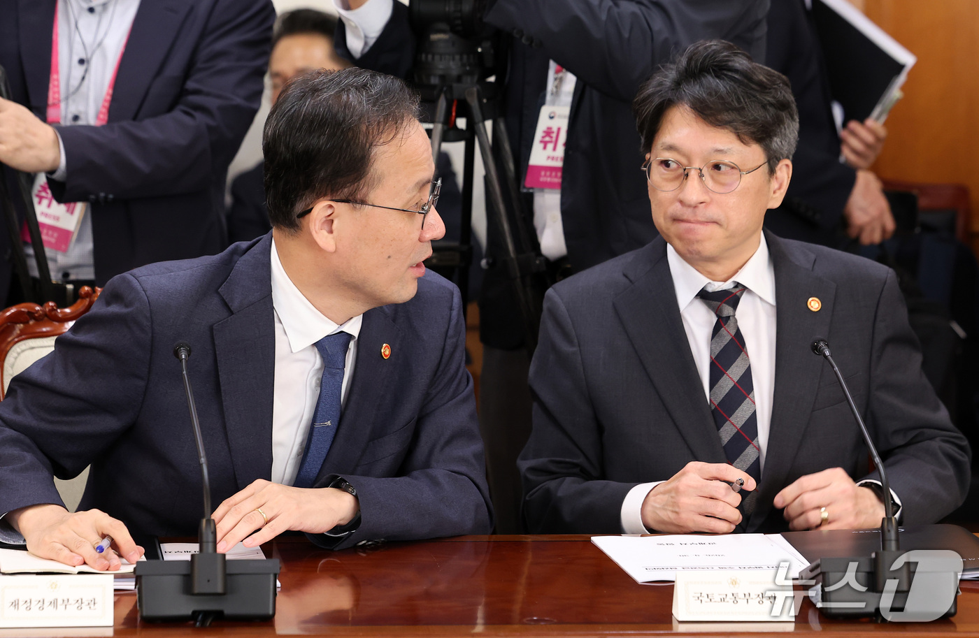 (서울=뉴스1) 김성진 기자 = 이형일 부총리 겸 재정경제부 장관과 홍지선 국토교통부 장관이 30일 서울 종로구 정부서울청사에서 열린 제3차 범부처 주택 신속공급 점검회의에서 대화 …