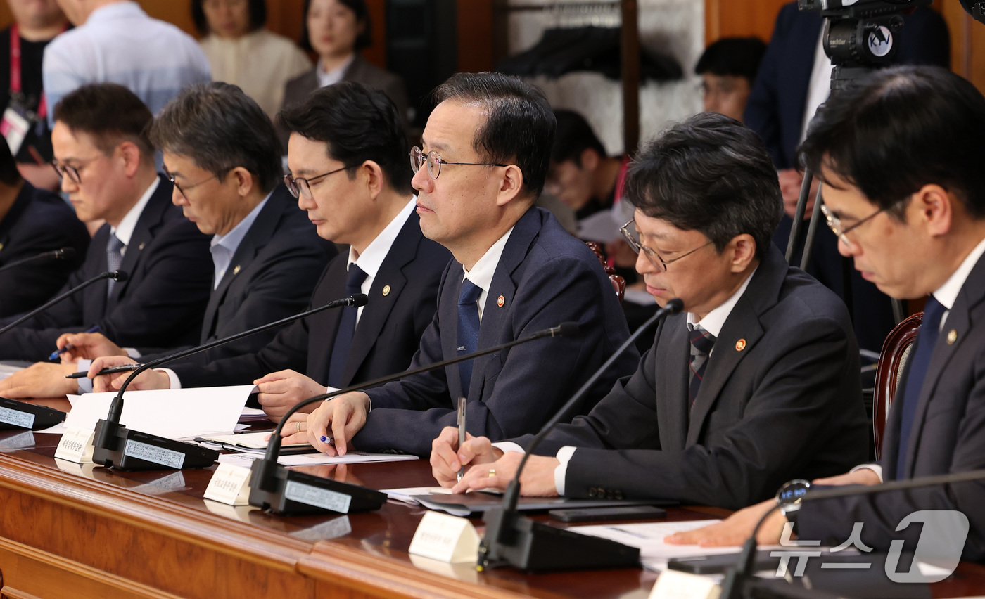 (서울=뉴스1) 김성진 기자 = 이형일 부총리 겸 재정경제부 장관과 홍지선 국토교통부 장관이 30일 서울 종로구 정부서울청사에서 열린 제3차 범부처 주택 신속공급 점검회의에서 한성 …