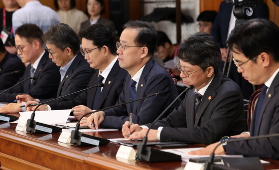 한성숙 총리 모두발언 듣는 이형일 부총리·홍지선 장관