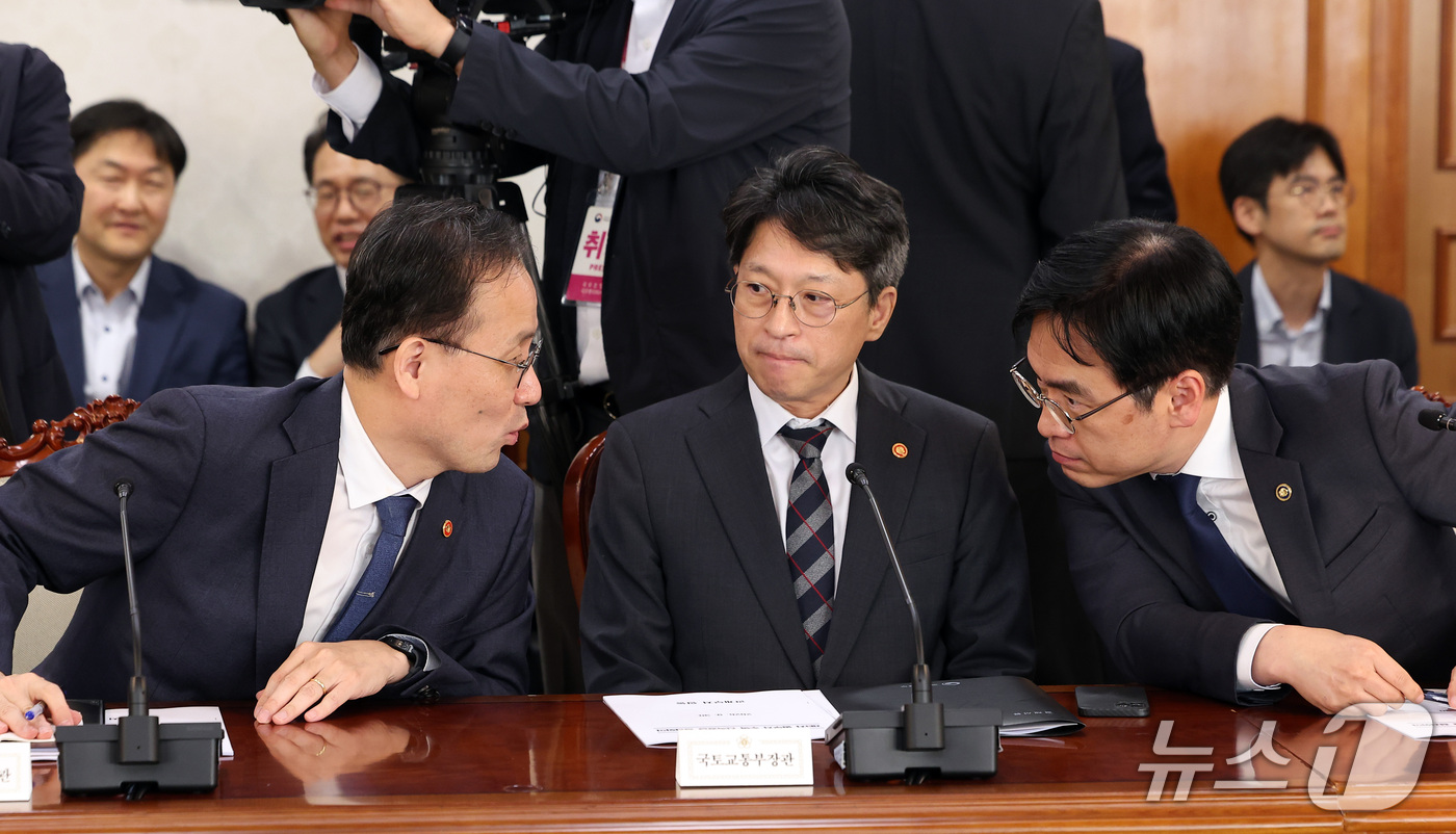 (서울=뉴스1) 김성진 기자 = 이형일 부총리 겸 재정경제부 장관(왼쪽부터), 홍지선 국토교통부 장관, 김민재 행정안전부 차관이 30일 서울 종로구 정부서울청사에서 열린 제3차 범 …