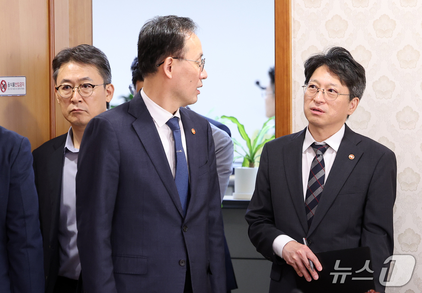 (서울=뉴스1) 김성진 기자 = 이형일 부총리 겸 재정경제부 장관과 홍지선 국토교통부 장관이 30일 서울 종로구 정부서울청사에서 열린 제3차 범부처 주택 신속공급 점검회의에 참석하 …