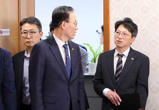 범부처 주택 신속공급 점검회의 참석하는 이형일·홍지선