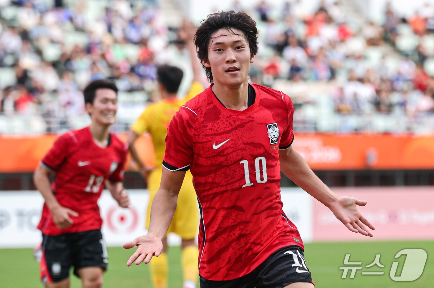 본문 이미지 - 30일 오후 일본 오사카 나가이스타디움에서 열린 2026 아이치·나고야 아시안게임 남자축구 준결승 대한민국과 중국의 경기, 대한민국 배준호가 역전골을 넣고 기뻐하고 있다. 2026.9.30 ⓒ 뉴스1 김도우 기자