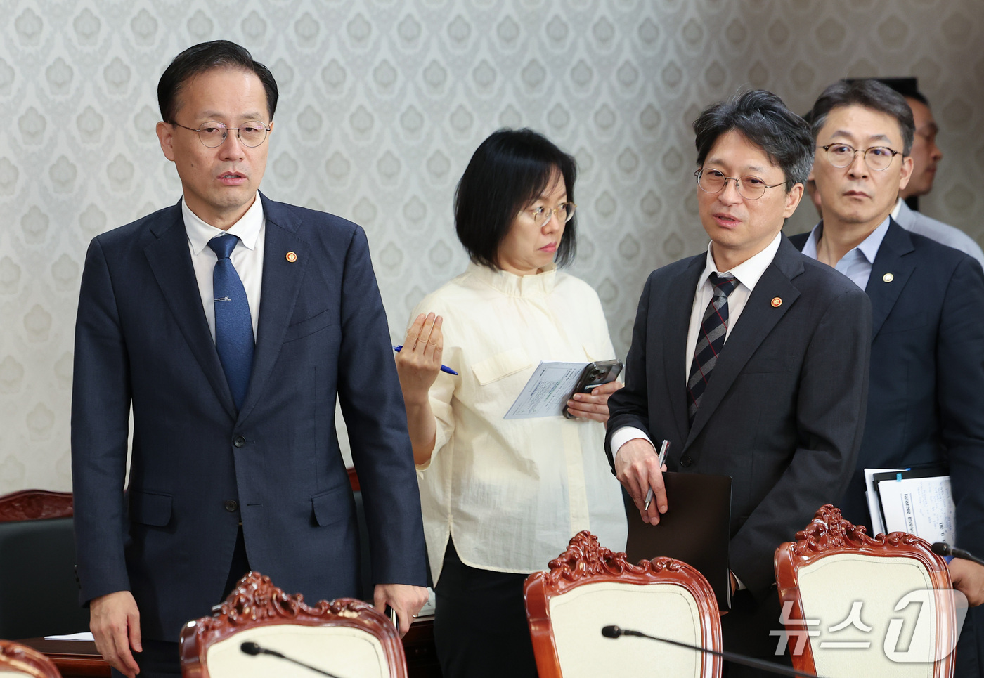 (서울=뉴스1) 김성진 기자 = 이형일 부총리 겸 재정경제부 장관(왼쪽부터), 홍지선 국토교통부 장관, 권대영 금융위원회 부위원장이 30일 서울 종로구 정부서울청사에서 열린 제3차 …