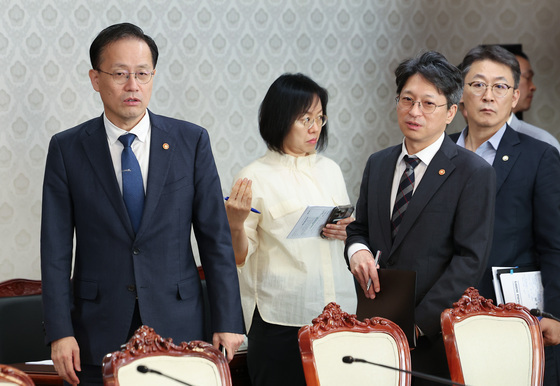 범부처 주택 신속공급 점검회의 참석하는 이형일·홍지선·권대영