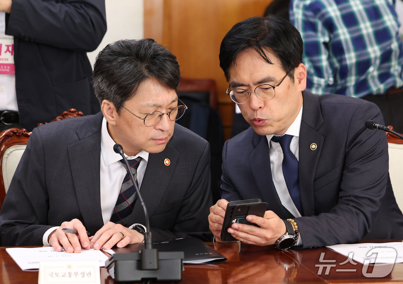 (서울=뉴스1) 김성진 기자 = 홍지선 국토교통부 장관과 김민재 행정안전부 차관이 30일 서울 종로구 정부서울청사에서 열린 제3차 범부처 주택 신속공급 점검회의에서 대화하고 있다. …