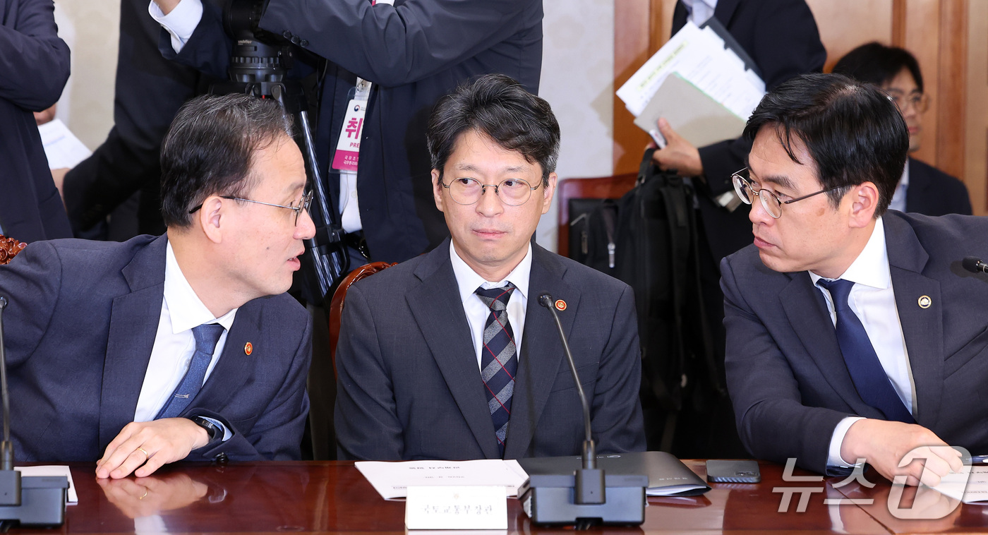 (서울=뉴스1) 김성진 기자 = 이형일 부총리 겸 재정경제부 장관(왼쪽부터), 홍지선 국토교통부 장관, 김민재 행정안전부 차관이 30일 서울 종로구 정부서울청사에서 열린 제3차 범 …