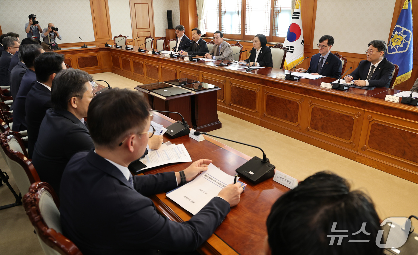 (서울=뉴스1) 김성진 기자 = 한성숙 국무총리가 30일 서울 종로구 정부서울청사에서 열린 제3차 범부처 주택 신속공급 점검회의에서 모두발언을 하고 있다. 2026.9.30/뉴스1 …