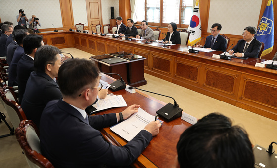 범부처 주택 신속공급 점검회의 주재하는 한성숙 총리