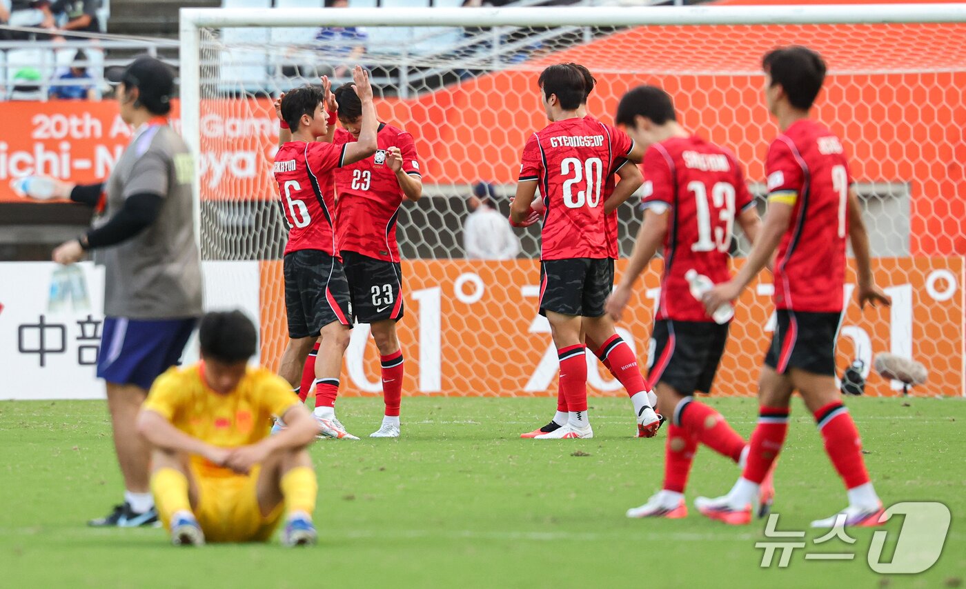 본문 이미지 - 30일 오후 일본 오사카 나가이스타디움에서 열린 2026 아이치·나고야 아시안게임 남자축구 준결승 대한민국과 중국의 경기, 대한민국 선수들이 2대1 승리 후 기뻐하고 있다. 2026.9.30 ⓒ 뉴스1 김도우 기자