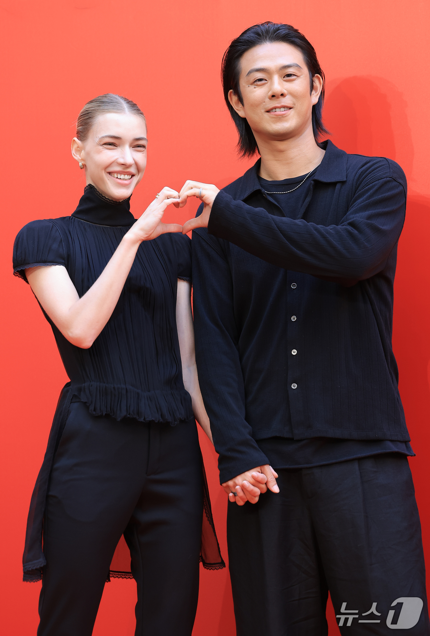 (서울=뉴스1) 권현진 기자 = 가수 빈지노, 모델 마초바 부부가 30일 서울 성동구 인근에서 열린 한 뷰티 브랜드 행사에 참석해 포즈를 취하고 있다. 2026.9.30/뉴스1
