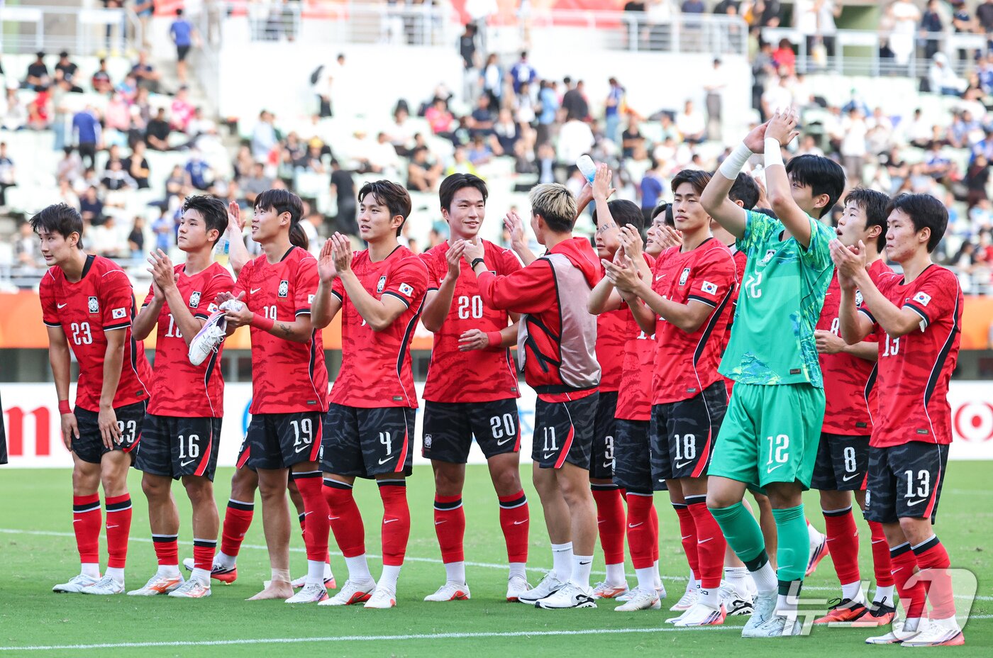 본문 이미지 - 30일 오후 일본 오사카 나가이스타디움에서 열린 2026 아이치·나고야 아시안게임 남자축구 준결승 대한민국과 중국의 경기, 대한민국 선수들이 2대1 승리 후 관중에게 인사하고 있다. 2026.9.30 ⓒ 뉴스1 김도우 기자