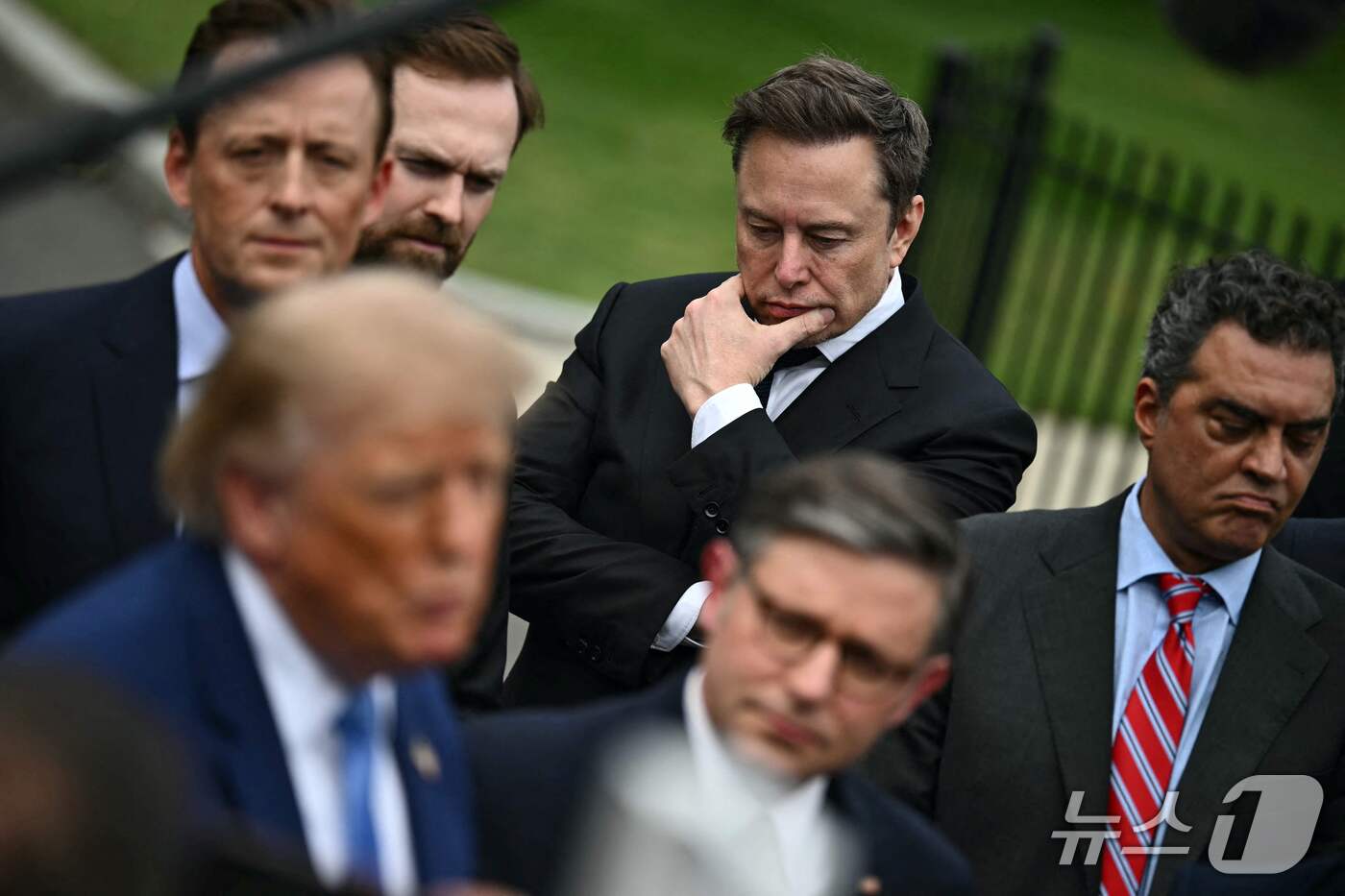 (워싱턴 D.C AFP=뉴스1) 김범수 기자 = 29일(현지시간) 미국 워싱턴 D.C 백악관에서 열린 빅테크 경영진 오찬을 마친 일론 머스크 스페이스X 최고경영자(CEO)가 턱을 …