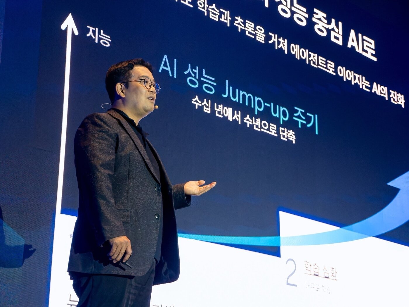 본문 이미지 - 황인철 삼성전자 부사장이 '삼성 AI 포럼 2026'에서 AI와 갤럭시에 대해 강연을 하고 있다.(삼성전자 제공)/뉴스1