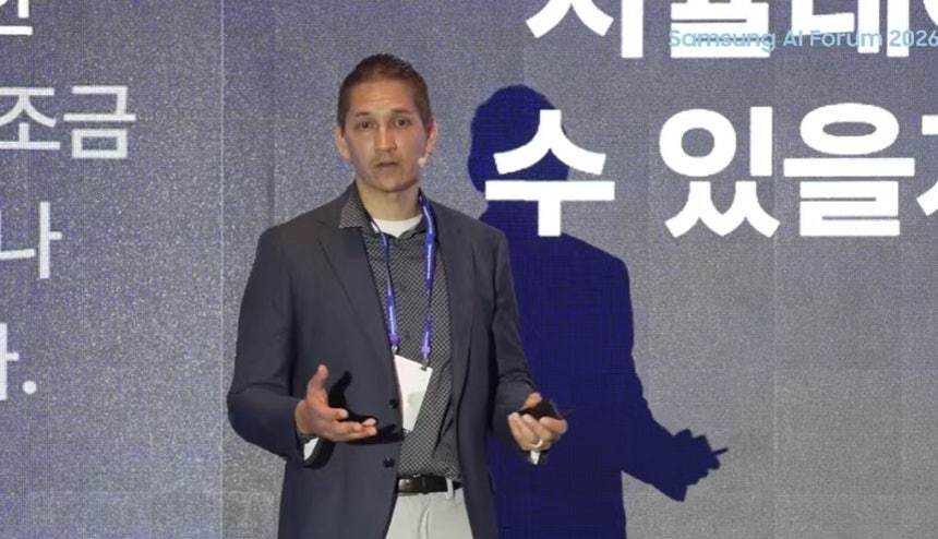 본문 이미지 - 크리스 하우저 삼성전자 RX사업추진실 랩장이 '삼성 AI 포럼'에서 강연을 하고 있다.(삼성전자 제공)/뉴스1