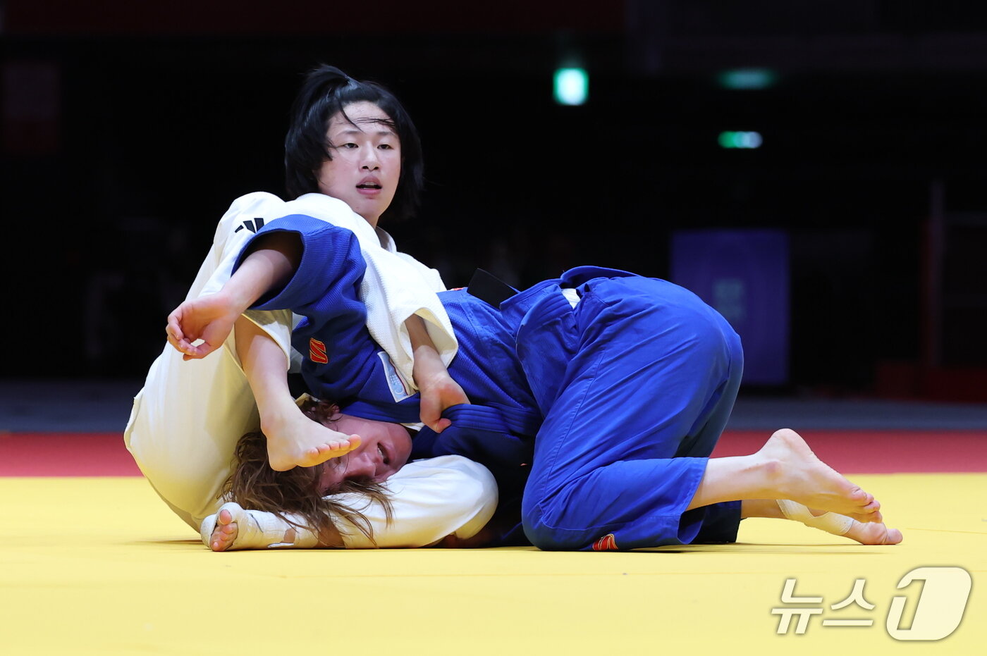 본문 이미지 - 대한민국 장세윤이 30일 일본 아이치 인터내셔널 아레나에서 열린 2026 아이치·나고야 아시안게임 유도 여자 52kg급 결승전에서 우즈베키스탄의 카담보예바 시타와 맞대결을 펼치고 있다. 장세윤은 이날 은메달을 목에 걸었다. 2026.9.30 ⓒ 뉴스1 김민지 기자