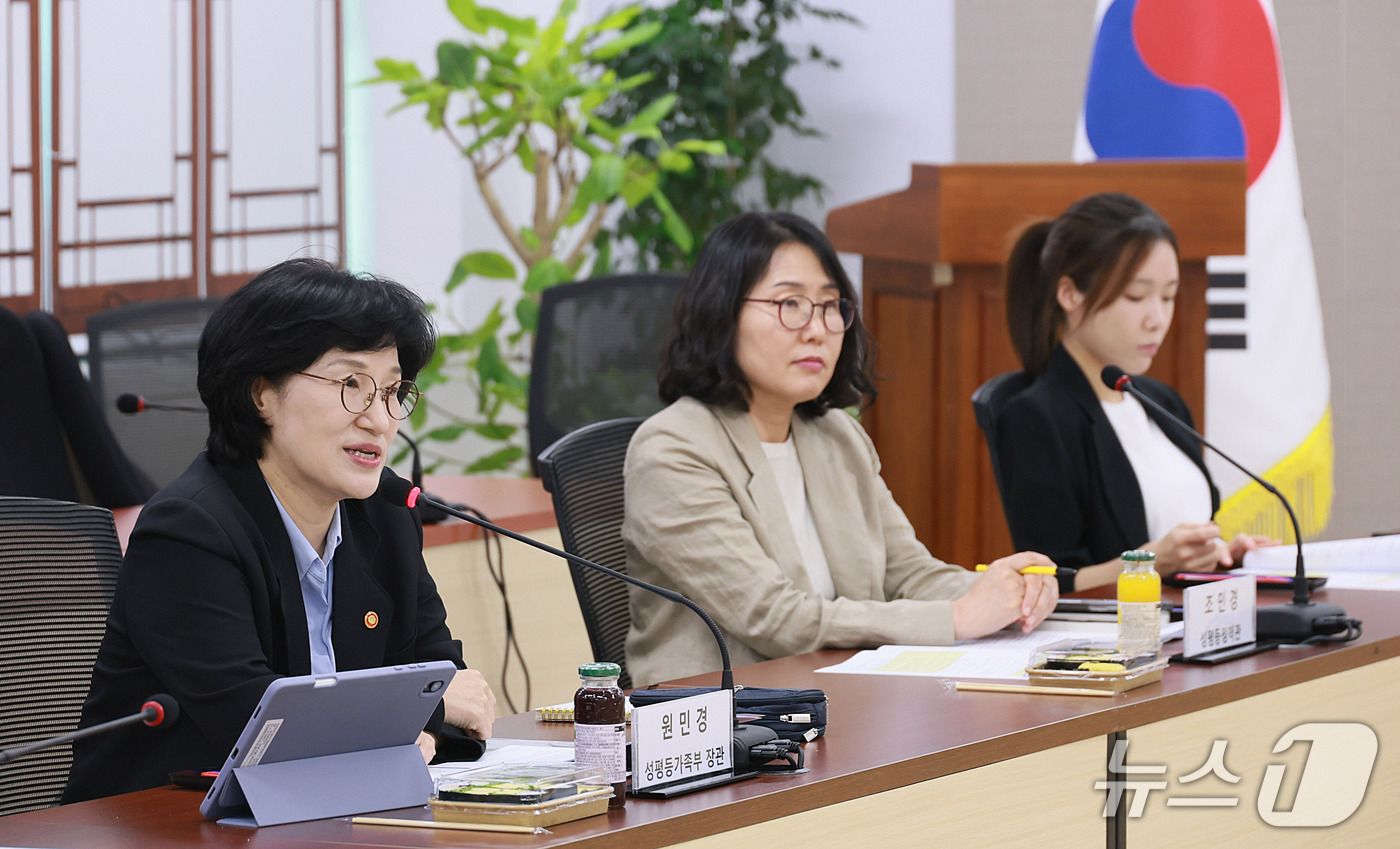 (서울=뉴스1) = 원민경 성평등가족부 장관이 30일 오후 서울 종로구 정부서울청사에서 열린 '모두의 생리대 2030 소통 간담회'에서 정부의 공공생리대 지원 시범사업의 이용 경험 …