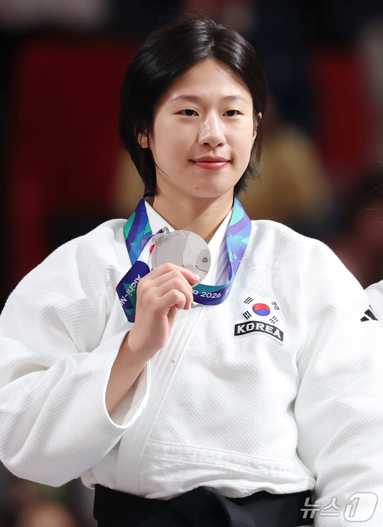 (나고야=뉴스1) 김민지 기자 = 대한민국 장세윤이 30일 일본 아이치 인터내셔널 아레나에서 열린 2026 아이치·나고야 아시안게임 유도 여자 52kg급 결승 시상식에서 은메달을 …