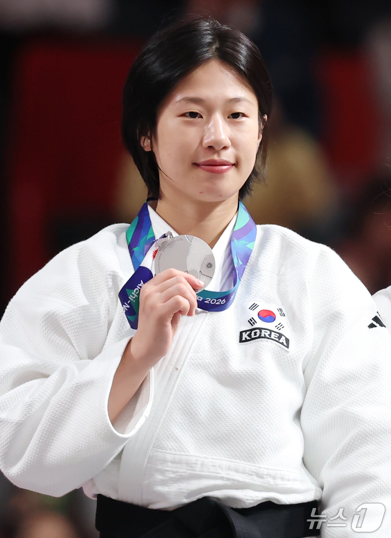 본문 이미지 - 대한민국 장세윤이 30일 일본 아이치 인터내셔널 아레나에서 열린 2026 아이치·나고야 아시안게임 유도 여자 52kg급 결승 시상식에서 은메달을 들고 기념촬영을 하고 있다. 2026.9.30 ⓒ 뉴스1 김민지 기자