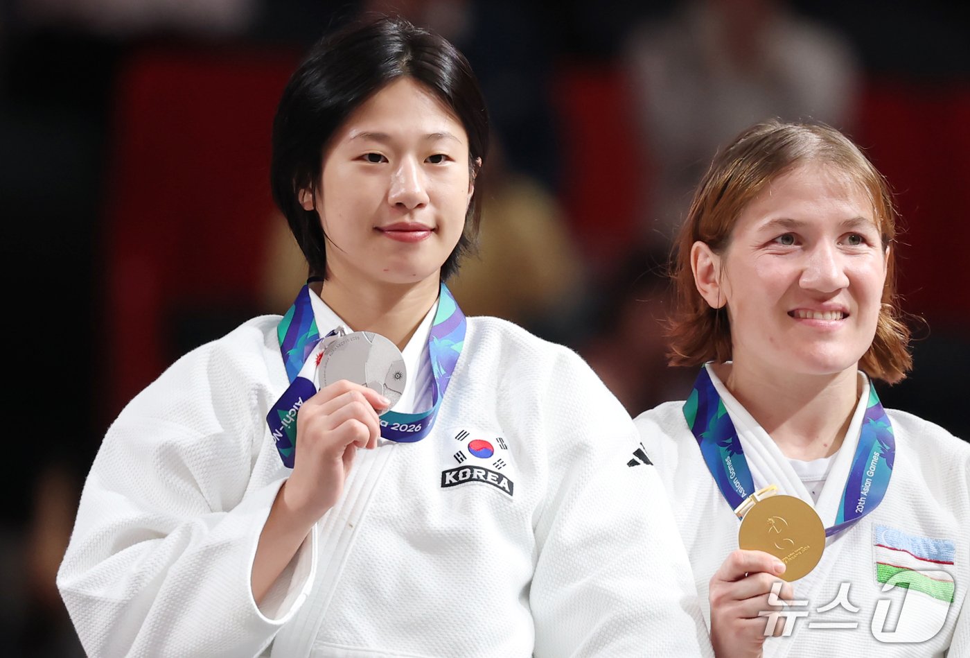 (나고야=뉴스1) 김민지 기자 = 대한민국 장세윤(왼쪽)이 30일 일본 아이치 인터내셔널 아레나에서 열린 2026 아이치·나고야 아시안게임 유도 여자 52kg급 결승 시상식에서 은 …