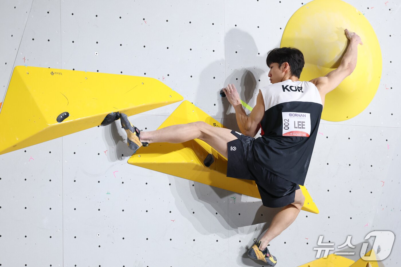본문 이미지 - 대한민국 이도현이 30일 일본 포트메세 나고야에서 열린 2026 아이치·나고야 아시안게임 클라이밍 남자 볼더링 결선에서 문제를 풀고 있다. 2026.9.30 ⓒ 뉴스1 안은나 기자