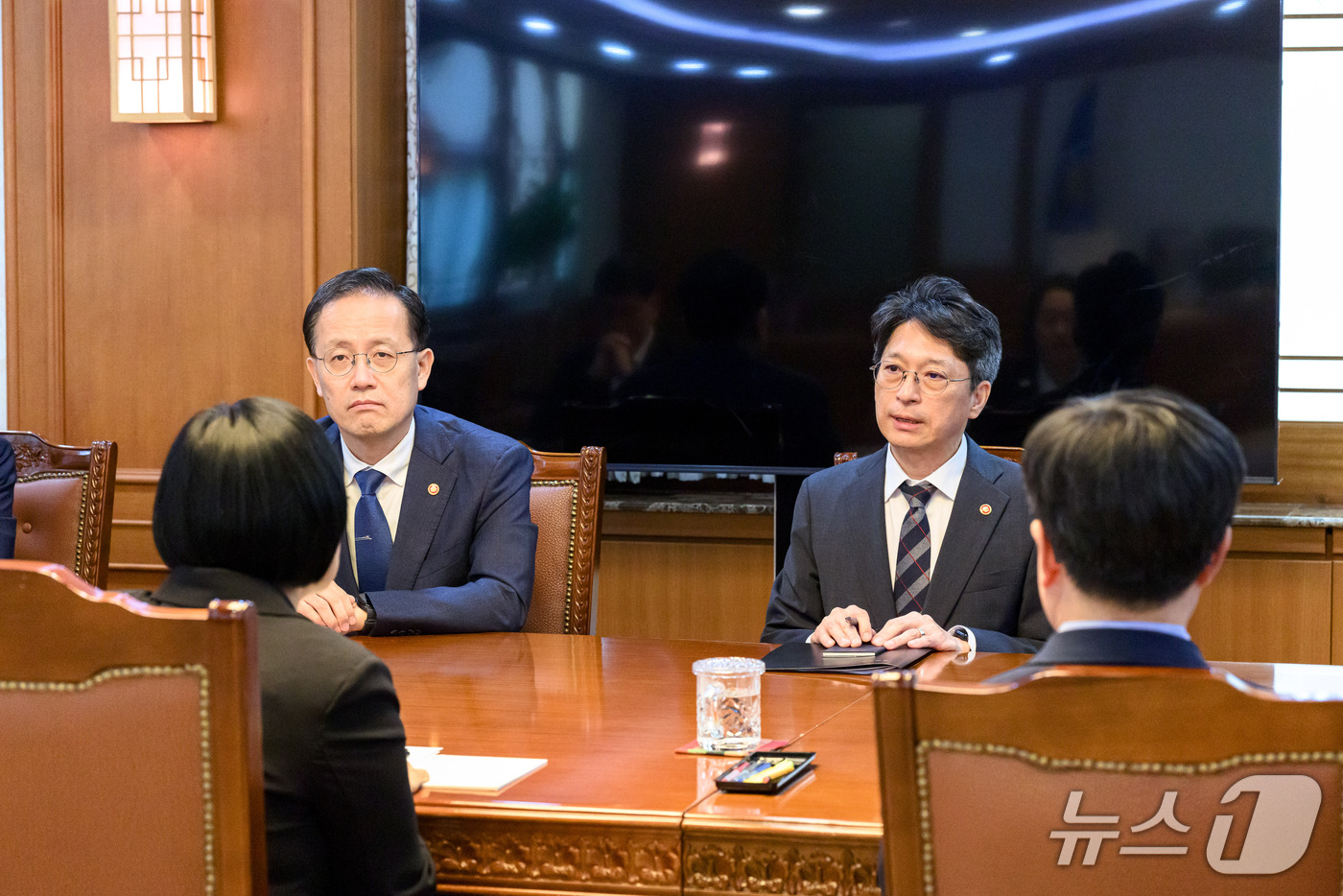 (서울=뉴스1) = 이형일 부총리 겸 재정경제부 장관과 홍지선 국토교통부 장관이 30일 서울 종로구 정부서울청사에서 열린 주택정책 관계장관 간담회에서 한성숙 국무총리의 발언을 듣고 …