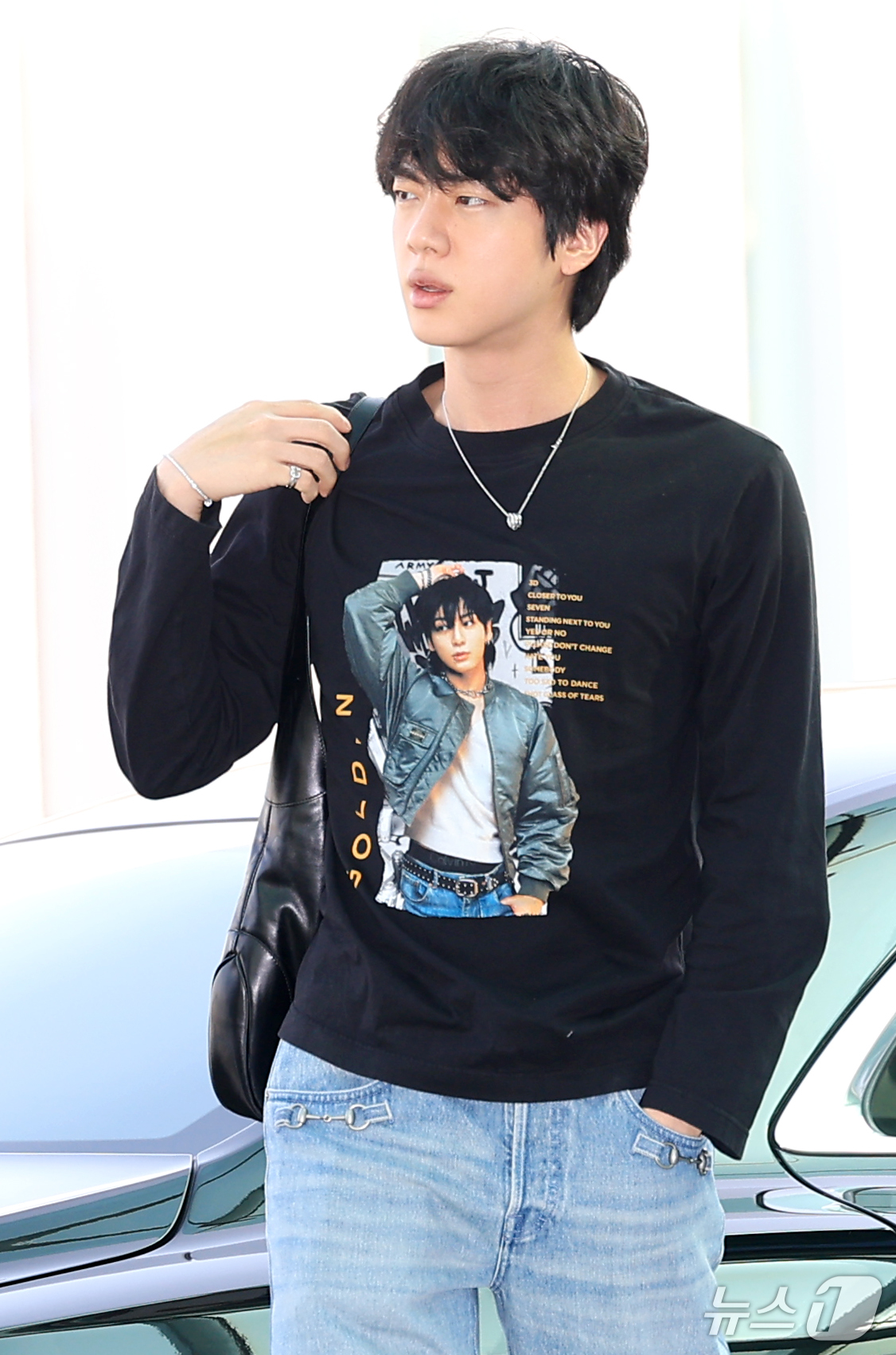 (인천공항=뉴스1) 권현진 기자 = 방탄소년단(BTS) 진이 해외일정을 위해 30일 인천국제공항을 통해 미국 애틀란타로 출국하며 인사를 하고 있다. 이날 진은 멤버이자 아끼는 막내 …