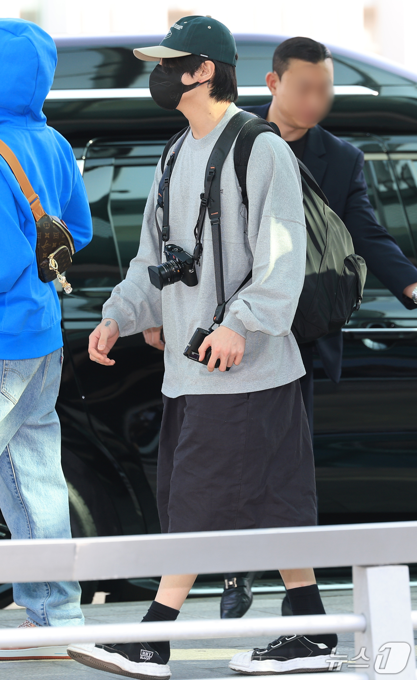 (인천공항=뉴스1) 권현진 기자 = 방탄소년단(BTS) 정국이 해외일정을 위해 30일 인천국제공항을 통해 미국 애틀란타로 출국하고 있다. 2026.9.30/뉴스1
