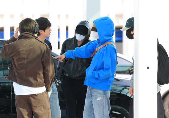 제이홉, 진 형 티셔츠에 정국이가 있네