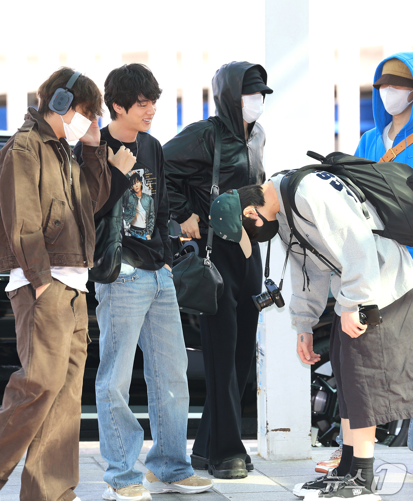 (인천공항=뉴스1) 권현진 기자 = 방탄소년단(BTS) 정국(오른쪽)이 해외일정을 위해 30일 인천국제공항을 통해 미국 애틀란타로 출국하기 전 뷔, 진 지민, 제이홉에게 인사를 하 …