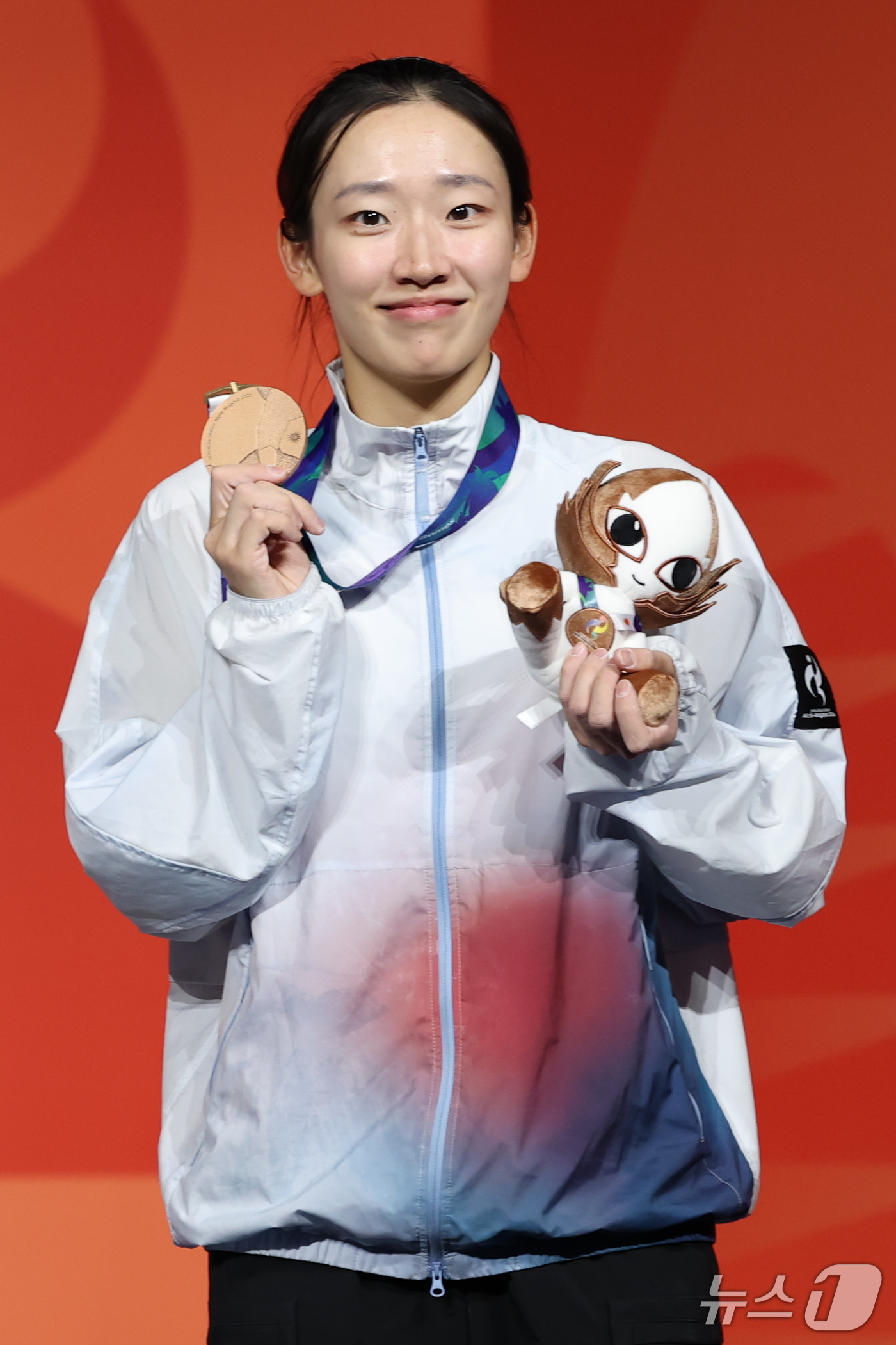 (나고야=뉴스1) 안은나 기자 = 대한민국 정지민이 30일 일본 포트메세 나고야에서 열린 2026 아이치·나고야 아시안게임 클라이밍 여자 스피드 시상식에서 목에 건 동메달을 들어보 …