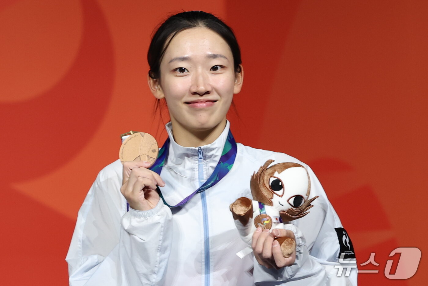 본문 이미지 - 대한민국 정지민이 30일 일본 포트메세 나고야에서 열린 2026 아이치·나고야 아시안게임 클라이밍 여자 스피드 시상식에서 목에 건 동메달을 들어보이고 있다. 2026.9.30 ⓒ 뉴스1 안은나 기자
