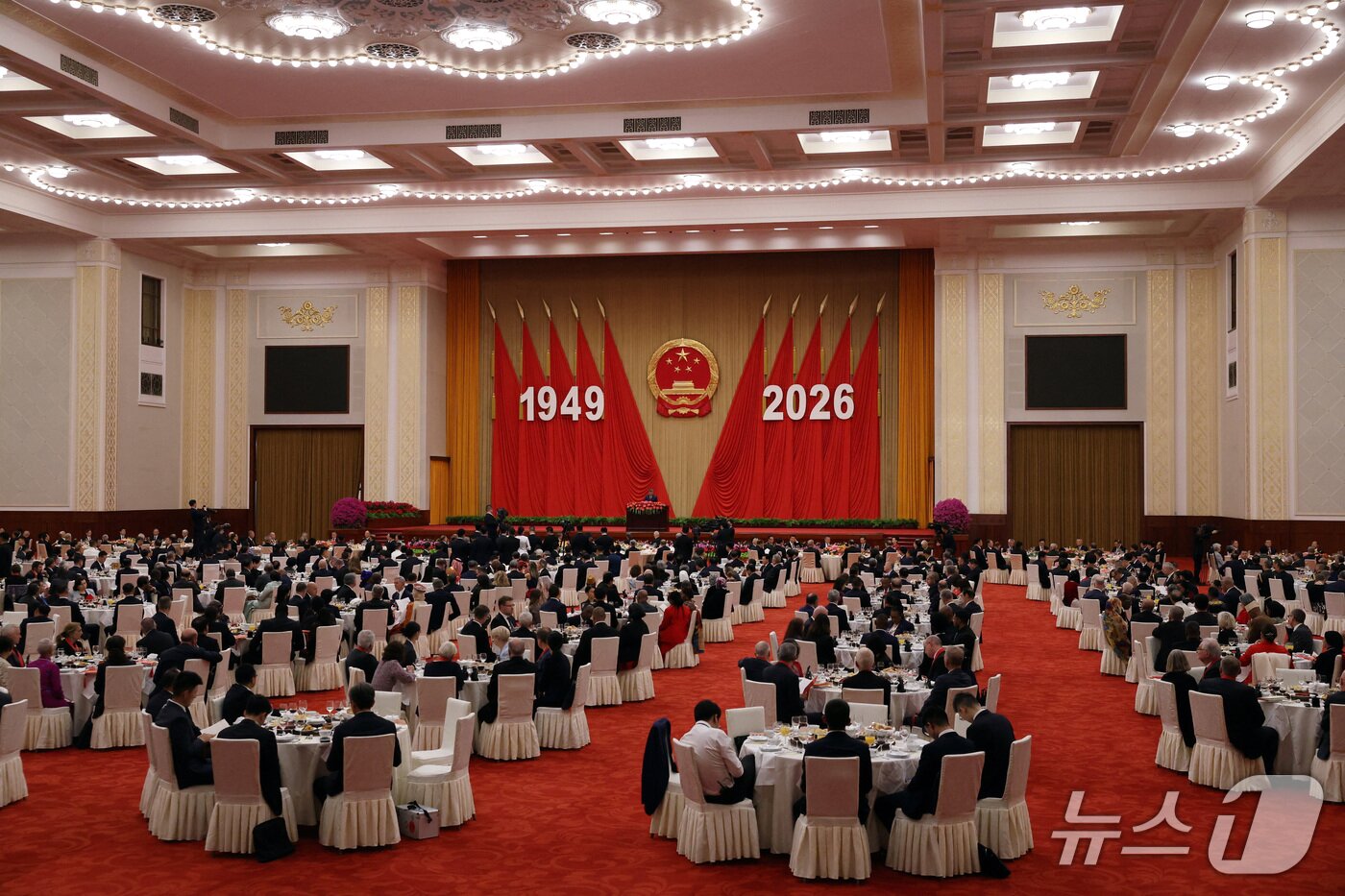 본문 이미지 - 30일(현지시간) 중국 베이징 인민대회당에서 열린 중화인민공화국 건국 77주년 기념일 전야 국경절 리셉션에서 중국 시진핑 국가주석의 연설을 듣고 있다.2026.9.30.ⓒ 로이터=뉴스1