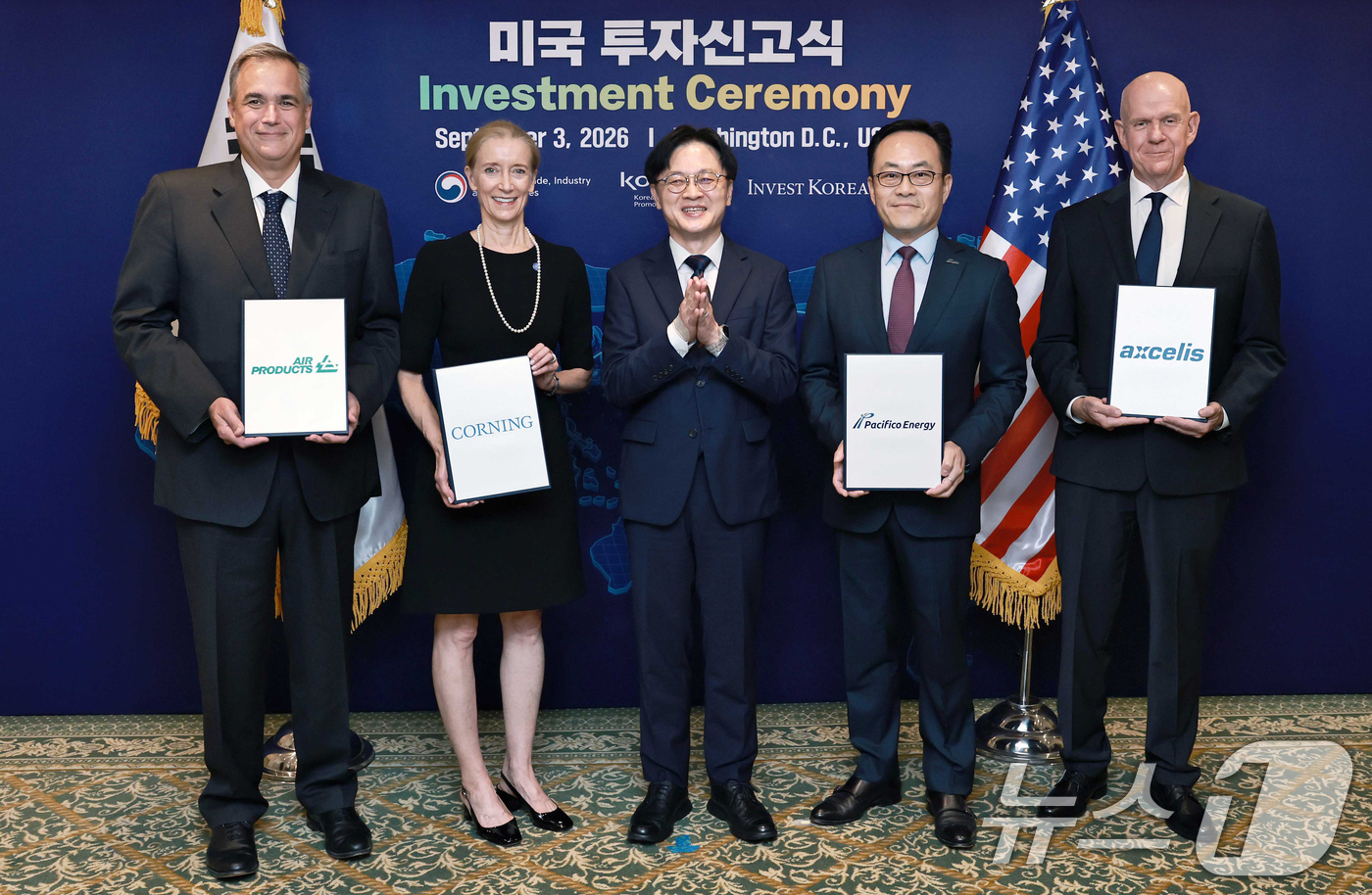 (서울=뉴스1) 이호윤 기자 = 김정관 산업통상부 장관이 3일(현지시간) 미국 워싱턴 D.C.에서 열린 미국 투자신고식에서 참석 기업 관계자들과 기념촬영을 하고 있다. (산업통상자 …