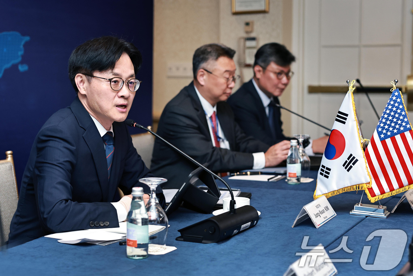 (서울=뉴스1) 이호윤 기자 = 김정관 산업통상부 장관이 3일(현지시간) 미국 워싱턴 D.C.에서 열린 미국 투자가 라운드테이블에서 관계자들과 기념촬영을 하고 있다. (산업통상자원 …