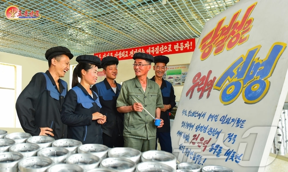 (평양 노동신문=뉴스1) = 북한 노동당 기관지 노동신문은 4일 "힘있는 직관선동으로 종업원들의 생산 열의를 북돋아 주고 있다"며 천진트랙터부속품공장을 조명했다. [국내에서만 사용 …