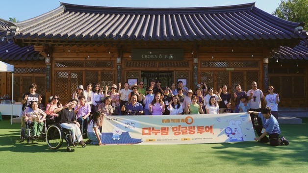 휠체어 타고 한옥마을 누비고 작품 찾고…'열린 서울' 여행