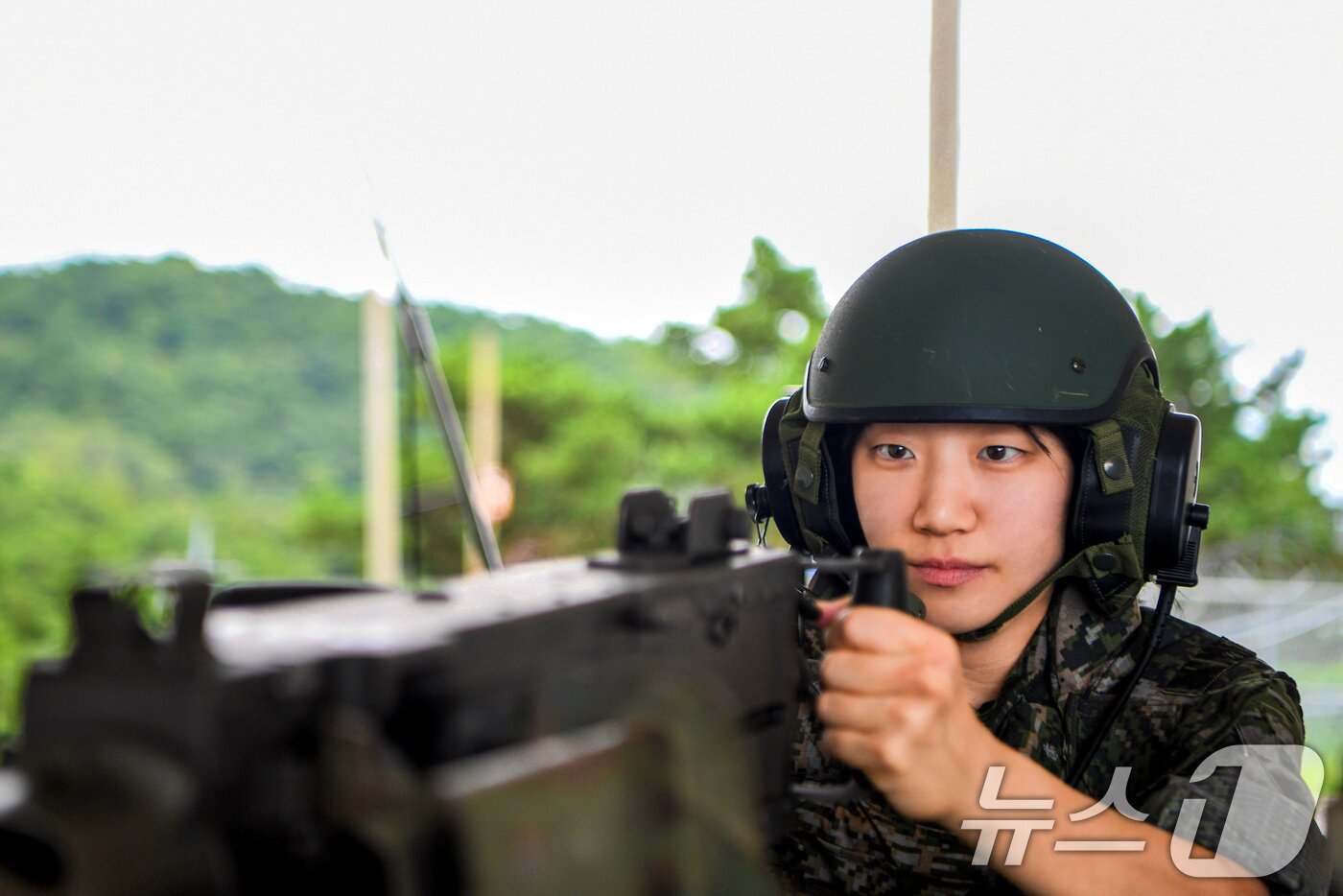 본문 이미지 - 해병대사령부가 제76주년 여군의 날(9월 6일)을 앞둔 4일 서북도서 최전방인 연평도와 우도에서 활약하고 있는 연평부대 여군들을 소개했다. 해병대 연평부대 전차소대장 이유림 대위가 K-6 중기관총 사격 절차를 숙달하고 있다. (해병대사령부 제공. 재판매 및 DB금지) 2026.9.4 ⓒ 뉴스1