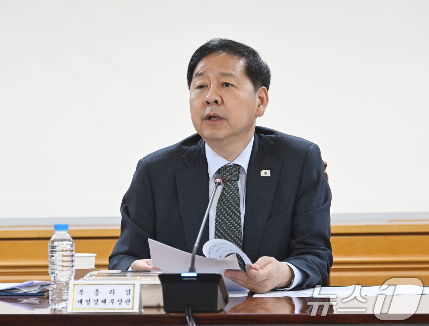 (서울=뉴스1) = 구윤철 부총리 겸 재정경제부 장관이 4일 서울 중구 은행연합회에서 열린 시장상황 점검회의에서 모두발언을 하고 있다. (재정경제부 제공. 재판매 및 DB금지) 2 …