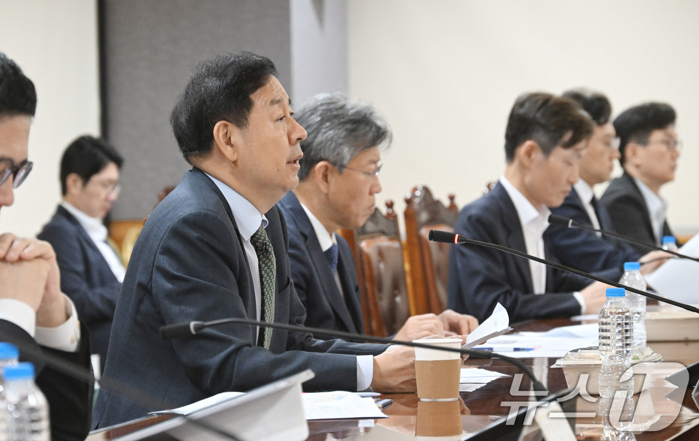 (서울=뉴스1) = 구윤철 부총리 겸 재정경제부 장관이 4일 서울 중구 은행연합회에서 열린 시장상황 점검회의를 주재하고 있다. (재정경제부 제공. 재판매 및 DB금지) 2026.9 …