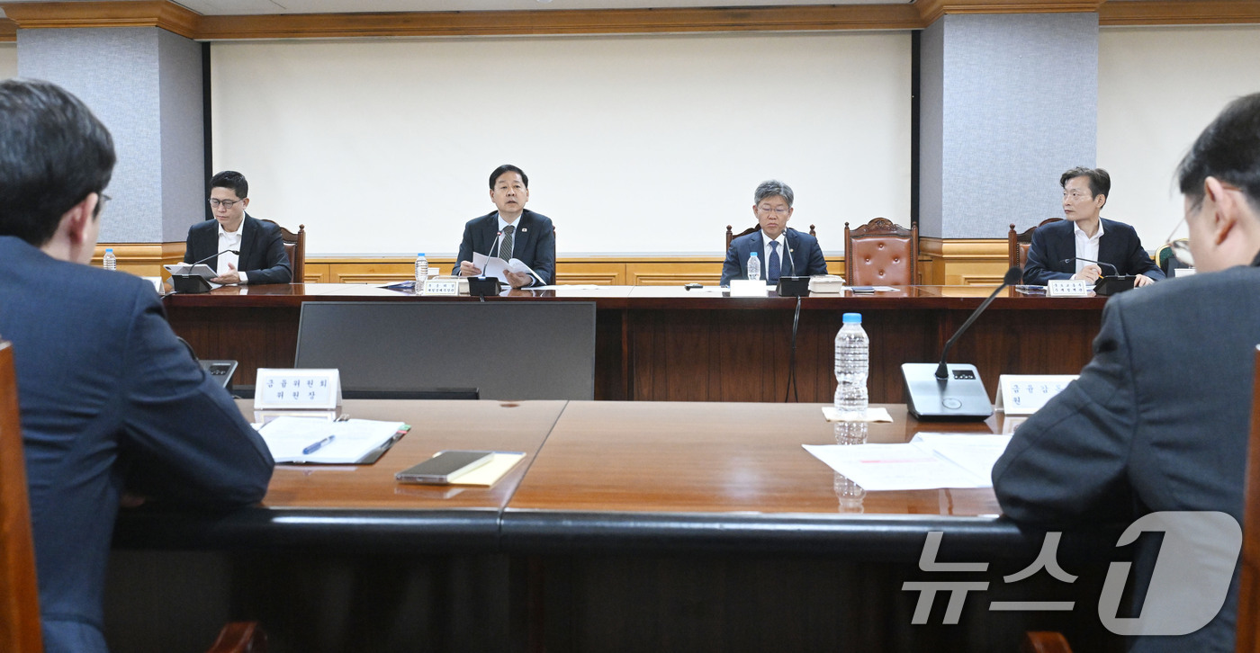 (서울=뉴스1) = 구윤철 부총리 겸 재정경제부 장관이 4일 서울 중구 은행연합회에서 열린 시장상황 점검회의를 주재하고 있다. (재정경제부 제공. 재판매 및 DB금지) 2026.9 …