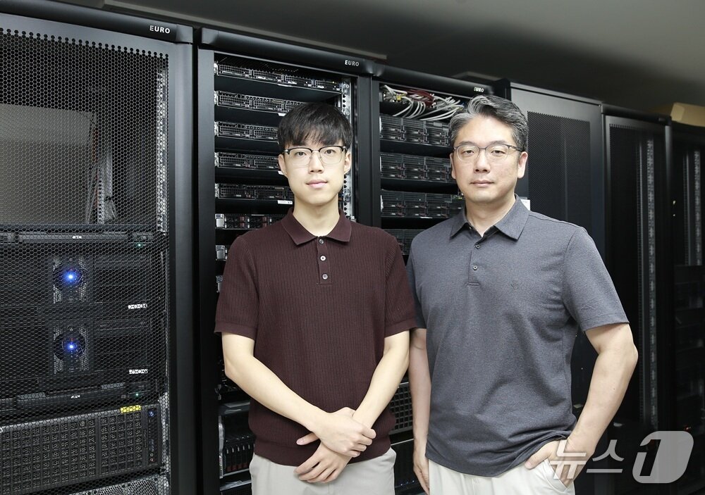 본문 이미지 - KAIST 이건호 박사과정생(왼쪽), 김민수 교수(KAIST 제공) /뉴스1